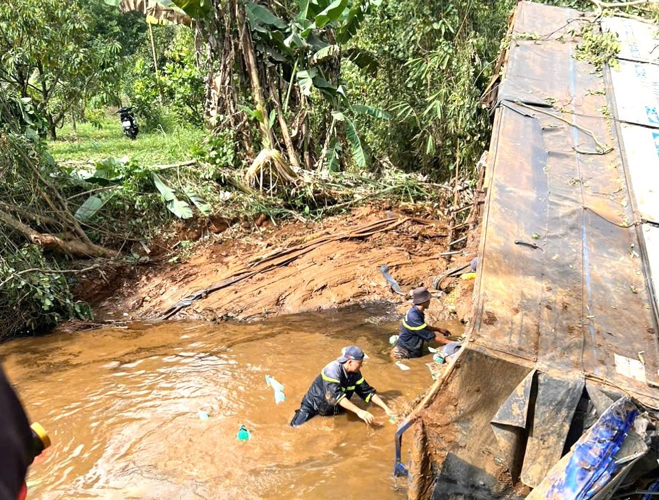 Chiếc xe lật nhào xuống suối khiến công tác cứu hộ gặp khó khăn Chiếc xe lật nhào xuống suối khiến công tác cứu hộ gặp khó khăn