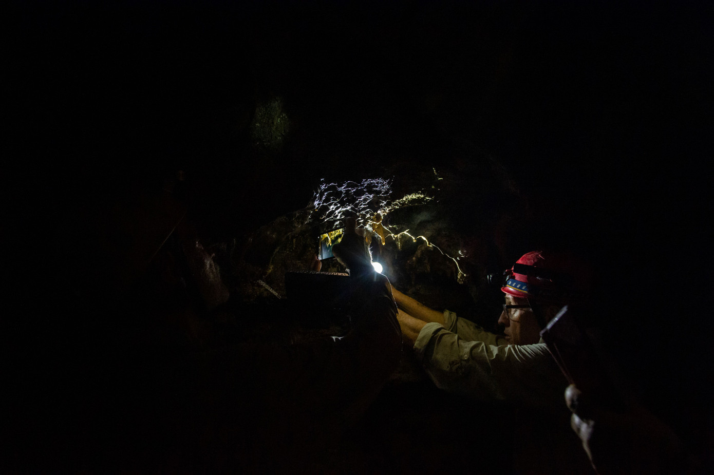 Càng vào bên trong, vẻ đẹp của hang động thêm độc đáo, bí ẩn. Ảnh: Ngô Minh Phương. Càng vào bên trong, vẻ đẹp của hang động thêm độc đáo, bí ẩn. Ảnh: Ngô Minh Phương.