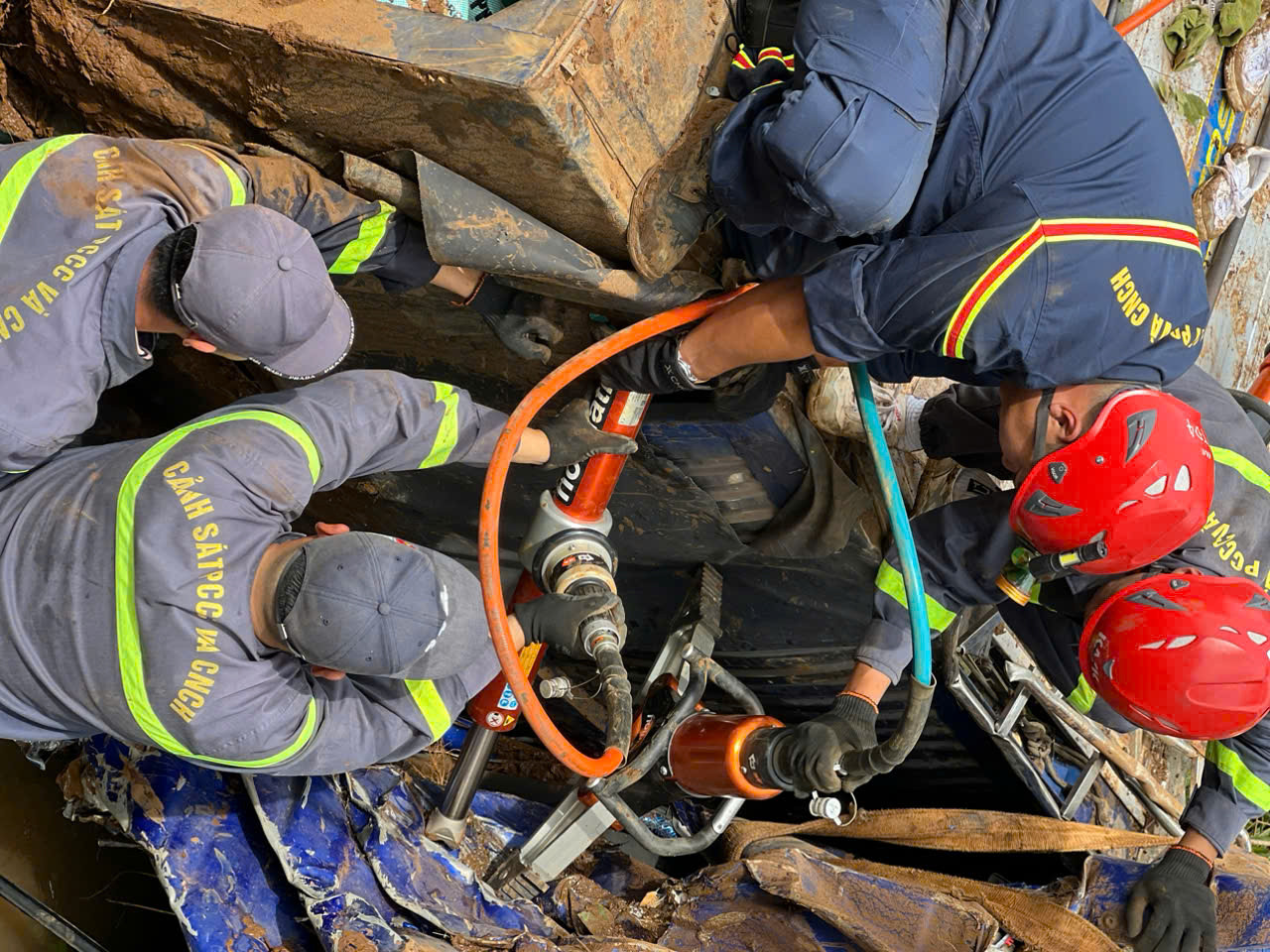 Công tác cứu hộ gặp nhiều khó khăn Công tác cứu hộ gặp nhiều khó khăn