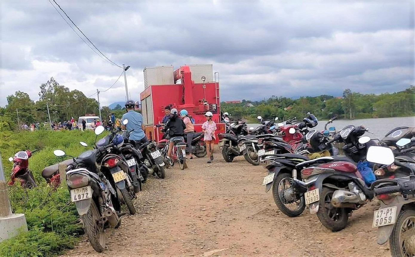 Lực lượng chức năng có mặt tại hiện trường, trục vớt thi thể 2 cô gái xấu số