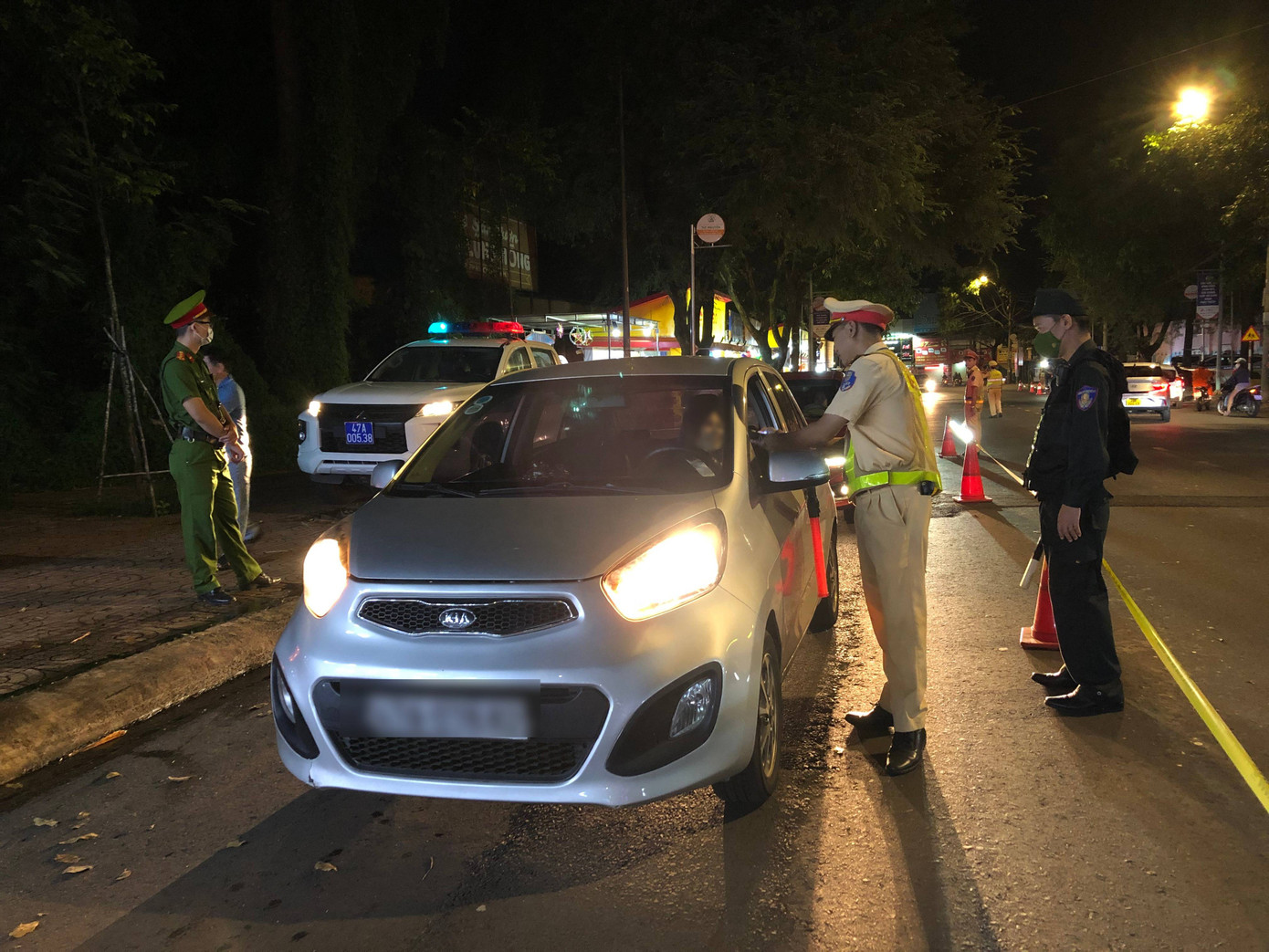 Lực lượng CSGT kiểm tra nồng độ cồn Lực lượng CSGT kiểm tra nồng độ cồn