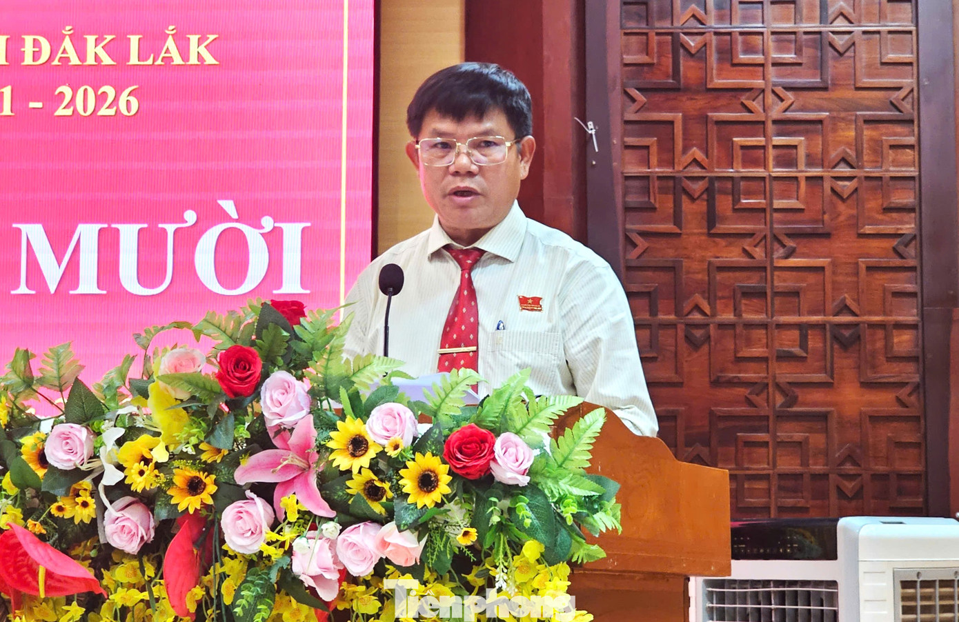 Ông Lê Văn Cường, Trưởng ban Văn hoá - Xã hội của HĐND tỉnh Đắk Lắk báo cáo tại kỳ họp.