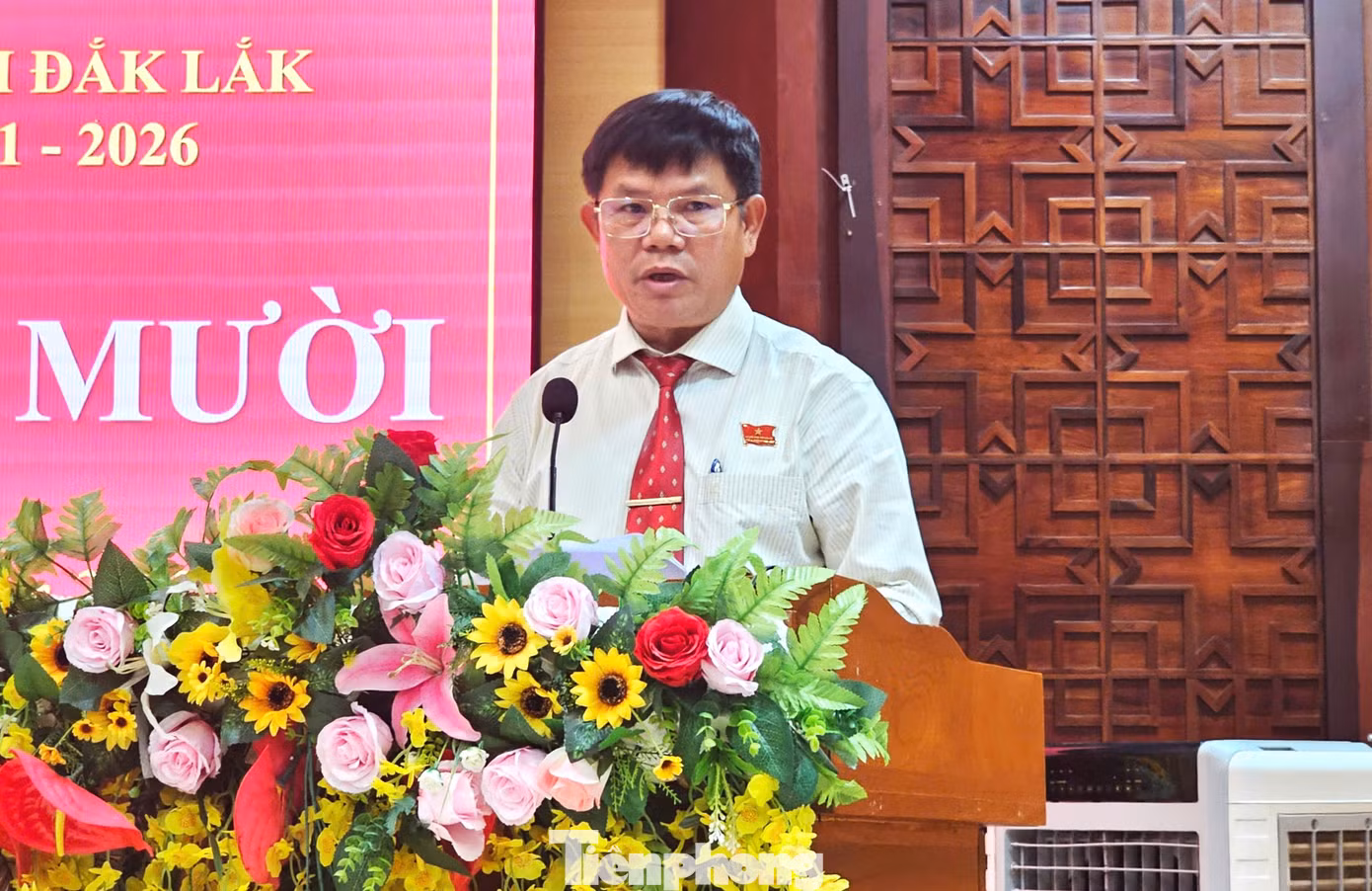 Ông Lê Văn Cường, Trưởng ban Văn hoá - Xã hội của HĐND tỉnh Đắk Lắk báo cáo tại kỳ họp.