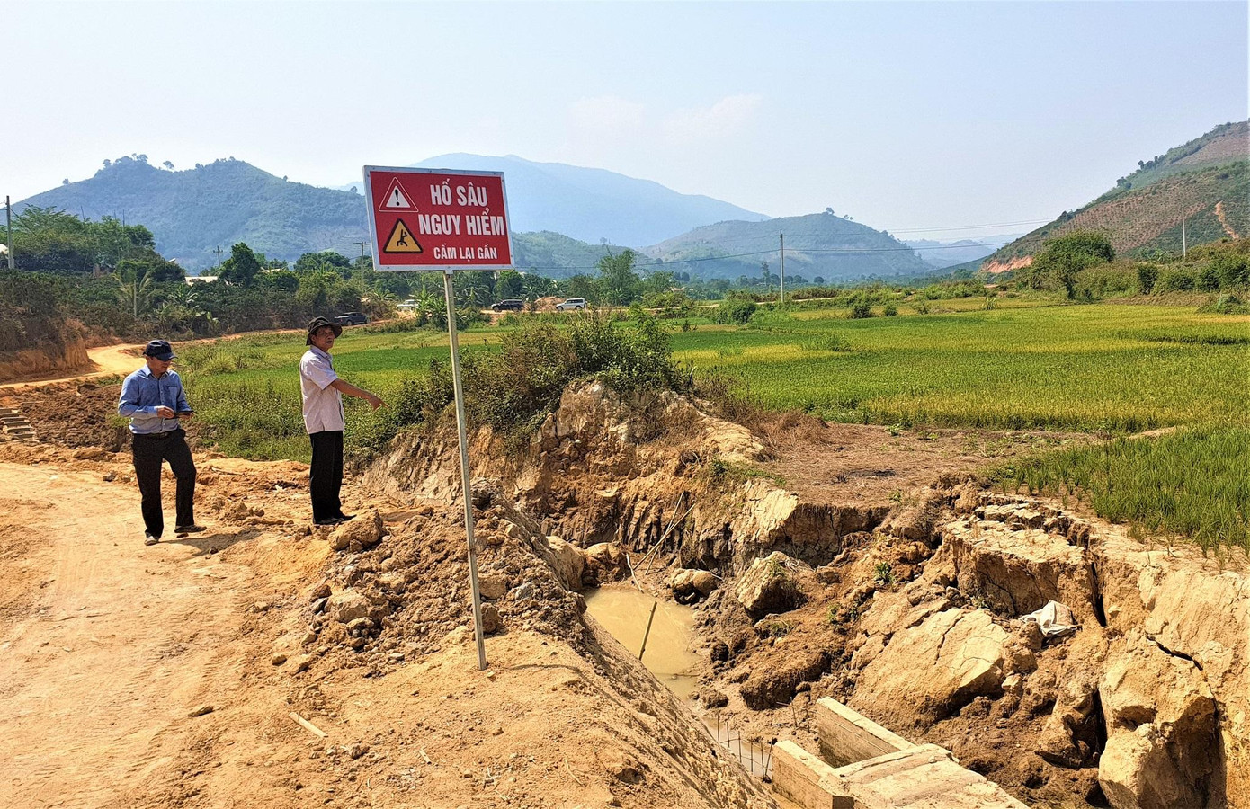 Kênh nước được làm thấp hơn mặt ruộng