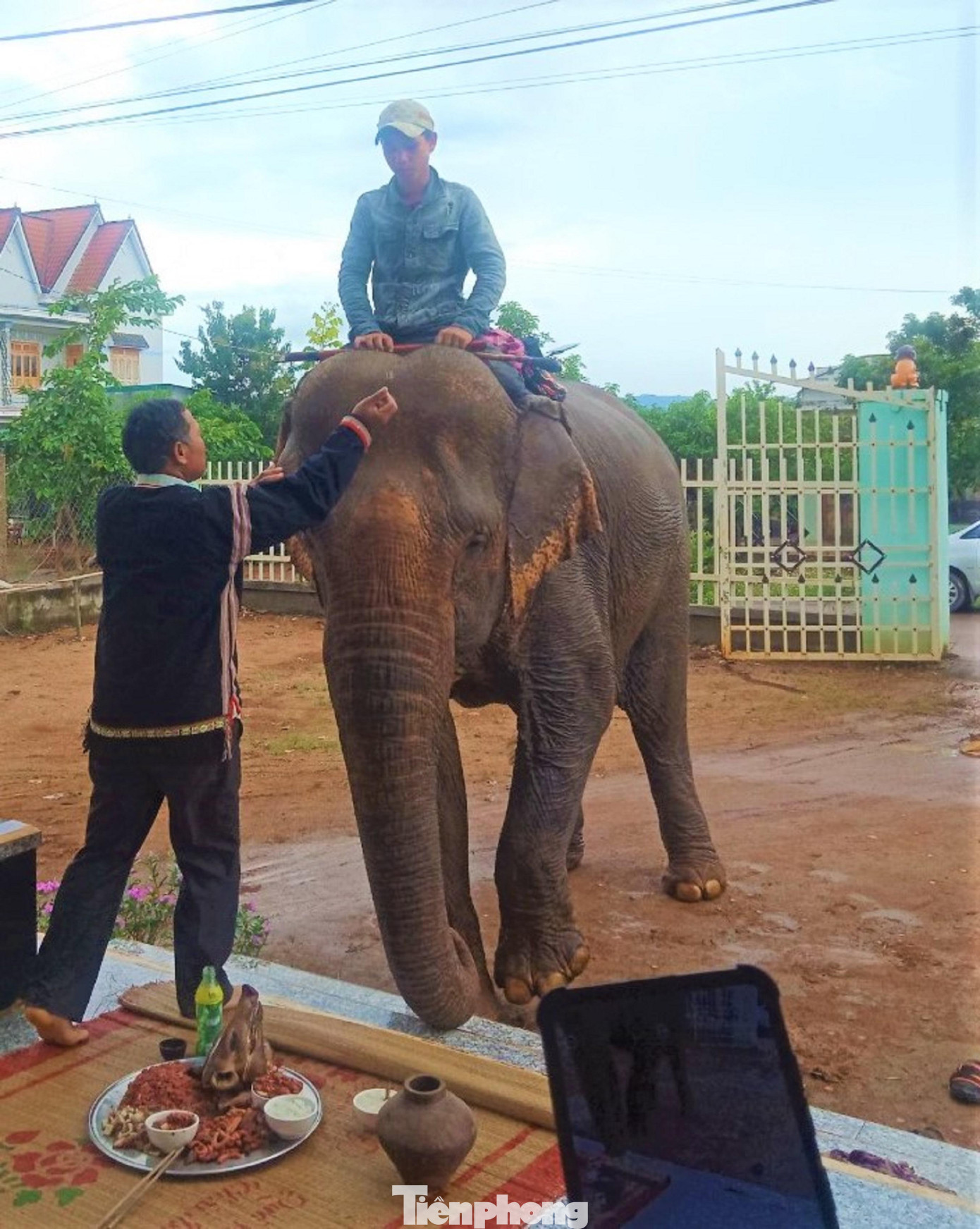 Gia chủ làm lễ cúng sức khỏe, tiễn Khăm Phanh về nơi ở mới