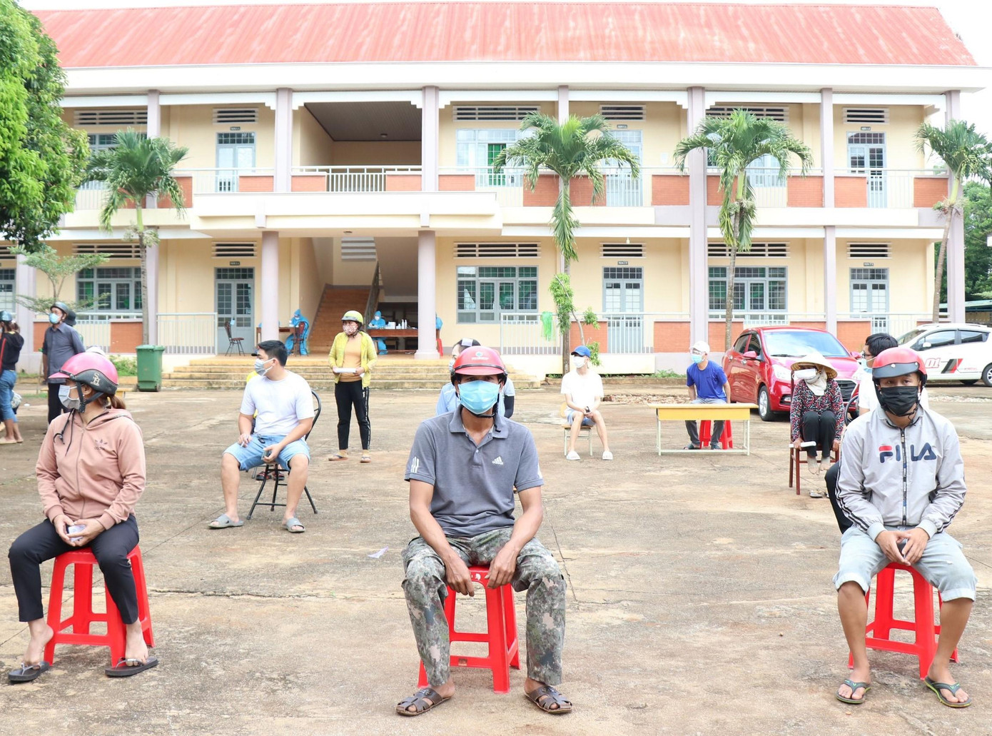 Người dân xã Ea Kao đợi tiêm vắc xin COVID-19. Ảnh: T.Anh