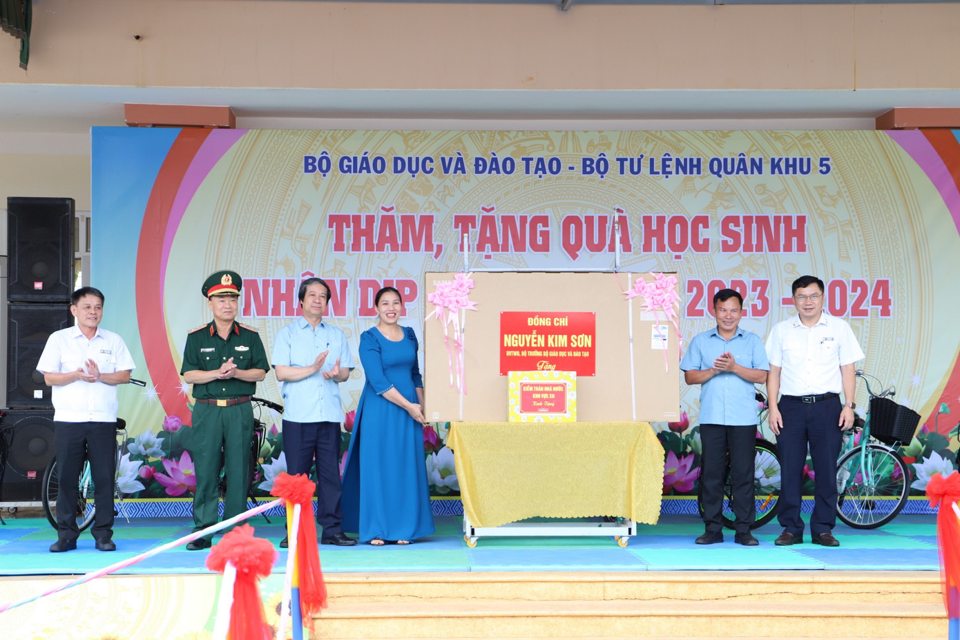 Bộ Trưởng Nguyễn Kim Sơn tặng ti vi cho 4 trường học Bộ Trưởng Nguyễn Kim Sơn tặng ti vi cho 4 trường học