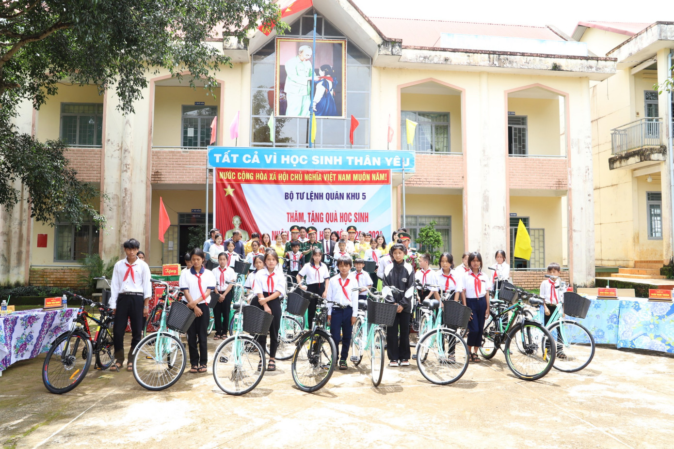 Các em học sinh được Đoàn công tác Bộ Tư lệnh Quân khu 5 tặng xe đạp Các em học sinh được Đoàn công tác Bộ Tư lệnh Quân khu 5 tặng xe đạp