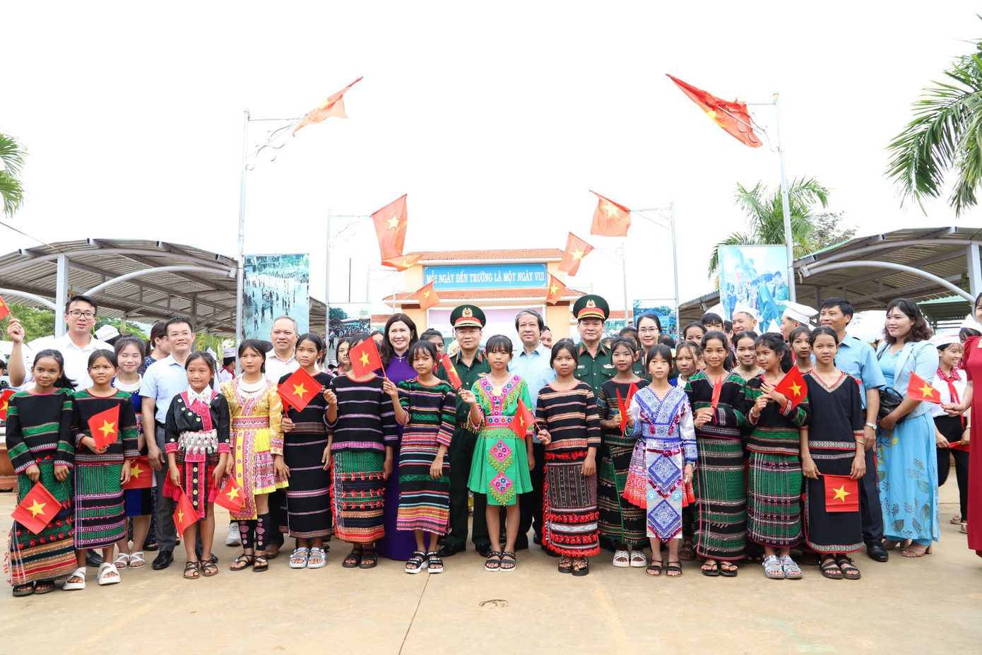 Đoàn công tác chụp ảnh lưu niệm với các em học sinh, thầy cô Đoàn công tác chụp ảnh lưu niệm với các em học sinh, thầy cô