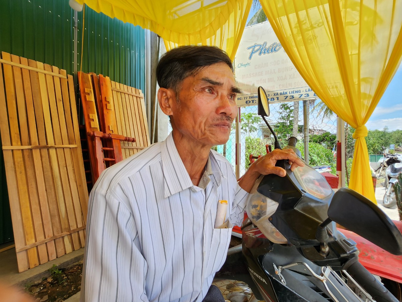 Ông Lê Văn Thanh đau buồn trước sự ra đi của con gái và cháu gái