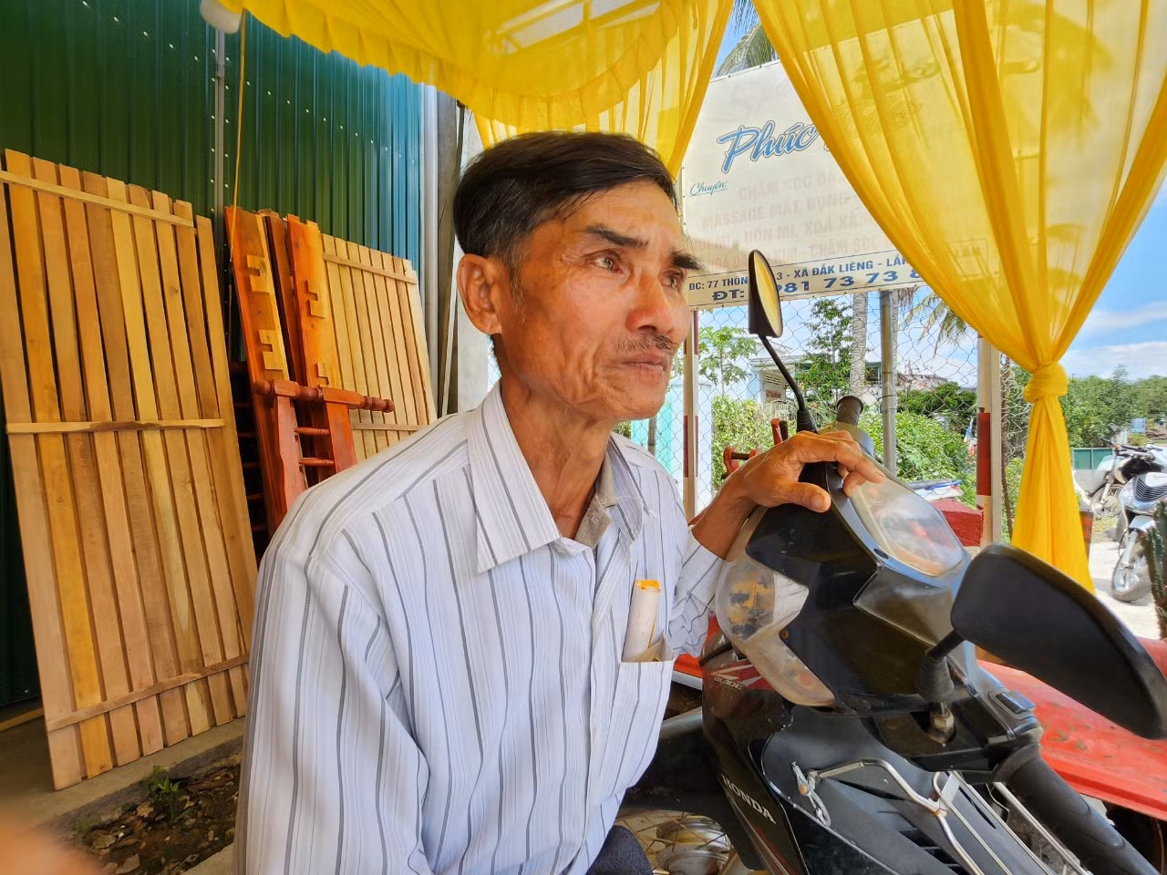 Ông Lê Văn Thanh đau buồn trước sự ra đi của con gái và cháu gái