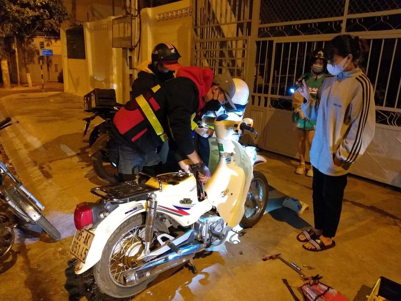 CLB SOS Buôn Ma Thuột sẵn sàng hỗ trợ người đi đường trong dịp Tết CLB SOS Buôn Ma Thuột sẵn sàng hỗ trợ người đi đường trong dịp Tết