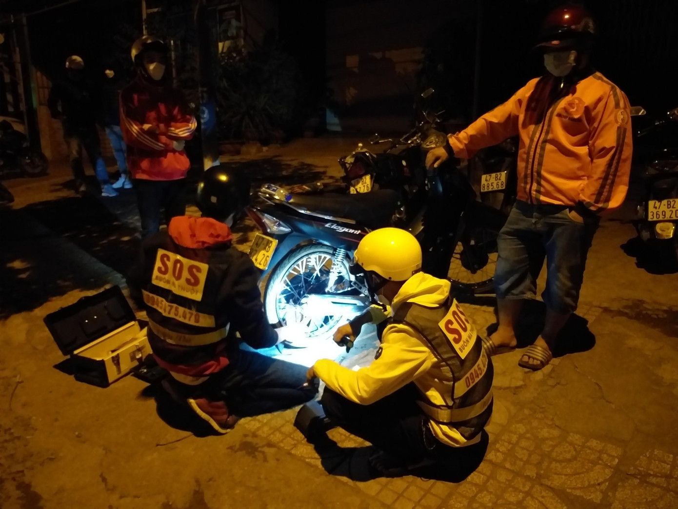 Các thành viên trong CLB SOS Buôn Ma Thuột thay săm giúp người đi đường Các thành viên trong CLB SOS Buôn Ma Thuột thay săm giúp người đi đường