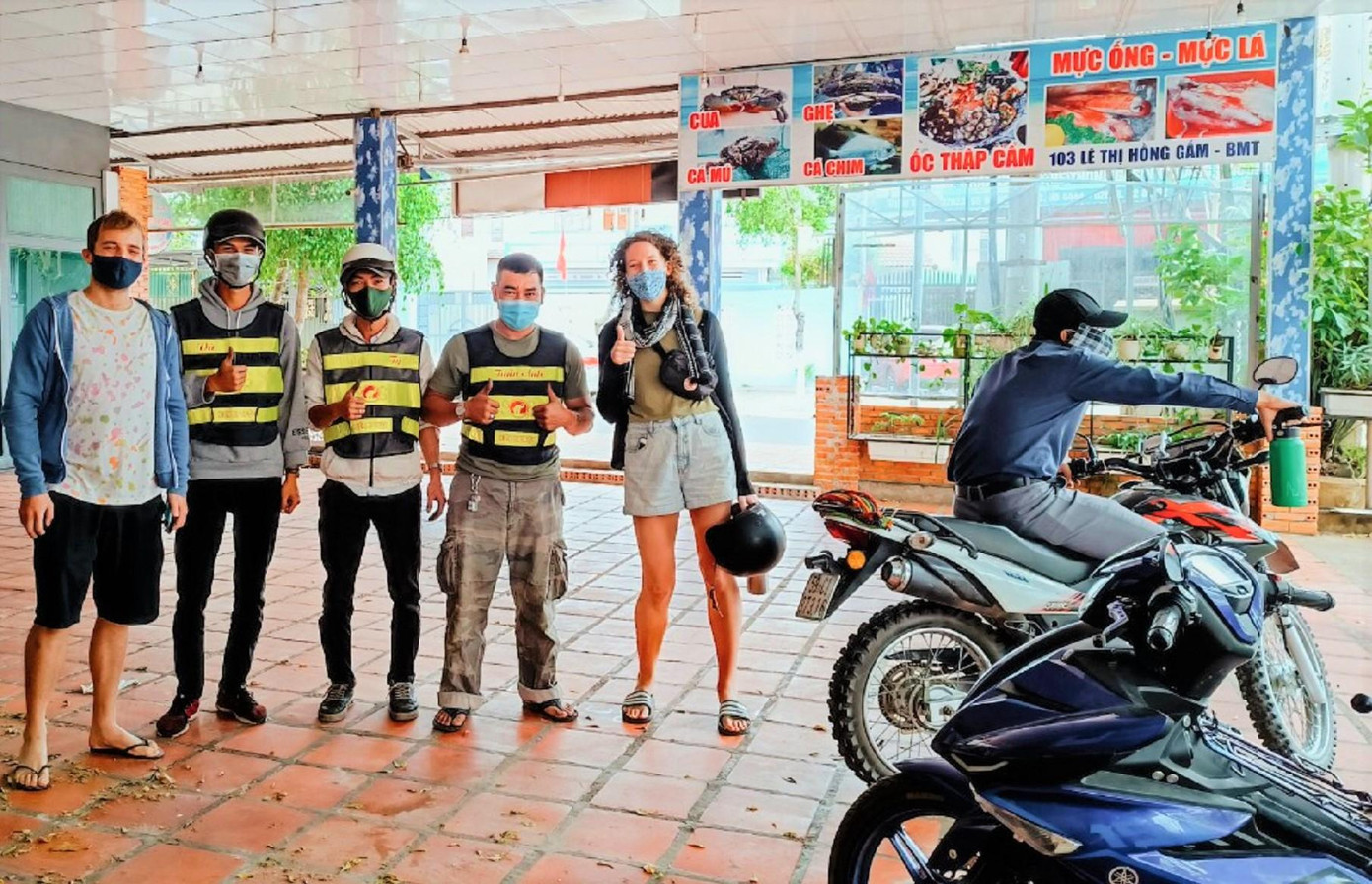 Các thành viên SOS Buôn Ma Thuột hỗ trợ xe máy bị hỏng của đôi bạn Anh Quốc Các thành viên SOS Buôn Ma Thuột hỗ trợ xe máy bị hỏng của đôi bạn Anh Quốc