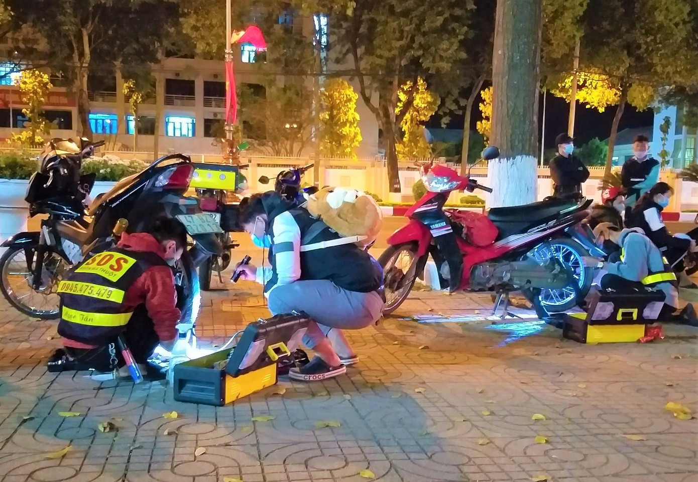 CLB chỉ có 5 thành viên thường trực, thay nhau hỗ trợ người đi đường CLB chỉ có 5 thành viên thường trực, thay nhau hỗ trợ người đi đường