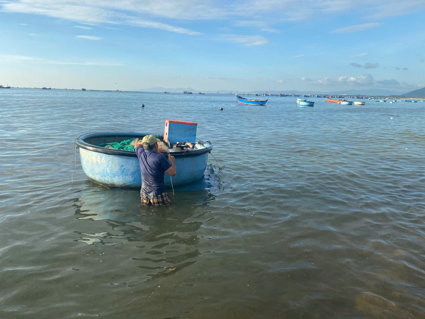 Sau khi thu cá xong, ngư dân lại neo thúng, trở về nhà, trả lại không gian lặng yên cho biển. Sau khi thu cá xong, ngư dân lại neo thúng, trở về nhà, trả lại không gian lặng yên cho biển.