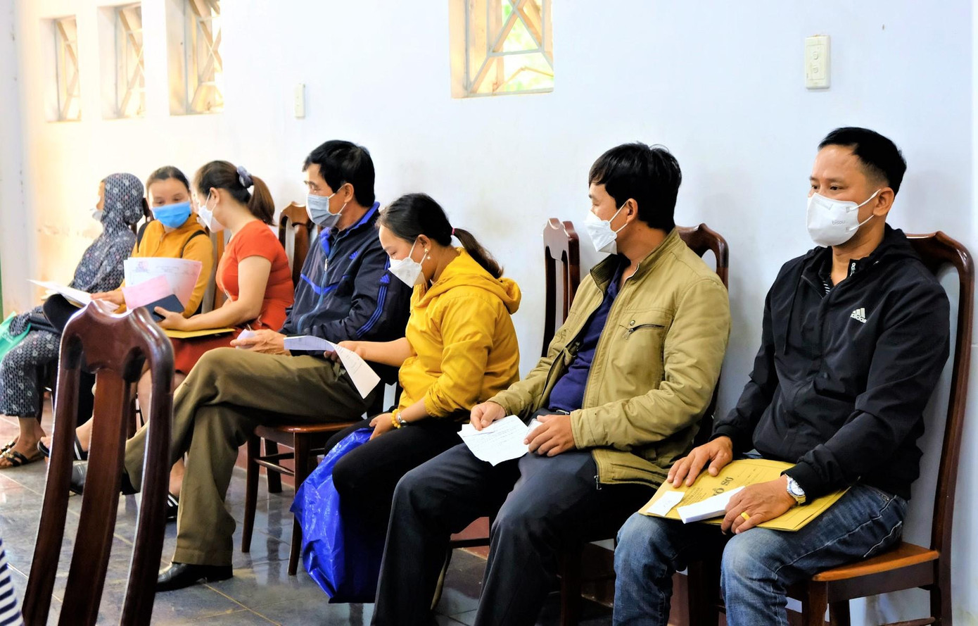 Người dân đến làm việc tại bộ phận một của TP.Gia Nghĩa. Ảnh: V.H Người dân đến làm việc tại bộ phận một của TP.Gia Nghĩa. Ảnh: V.H