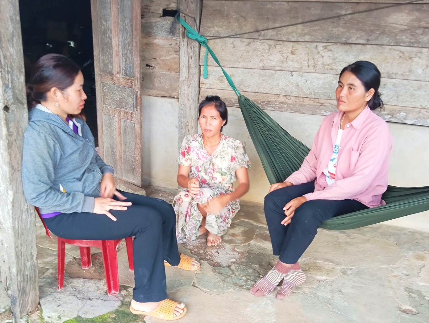 Chị Ma Thị Hằng (trái) đến nhà tuyên truyền về bình đẳng giới Chị Ma Thị Hằng (trái) đến nhà tuyên truyền về bình đẳng giới