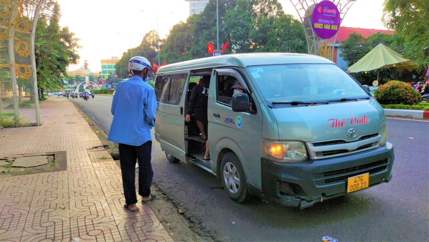 Một chiếc xe của nhà xe Thế Vĩnh dừng lại đón khách Một chiếc xe của nhà xe Thế Vĩnh dừng lại đón khách