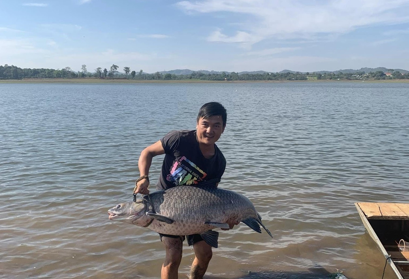 Nhiều người trầm trồ với cá trắm đen "khủng" tại hồ Ea Kao Nhiều người trầm trồ với cá trắm đen "khủng" tại hồ Ea Kao