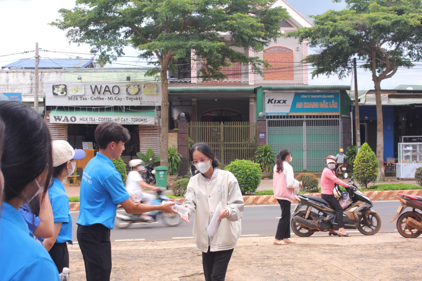 Tình nguyện viên trao nước, tiếp sức thí sinh