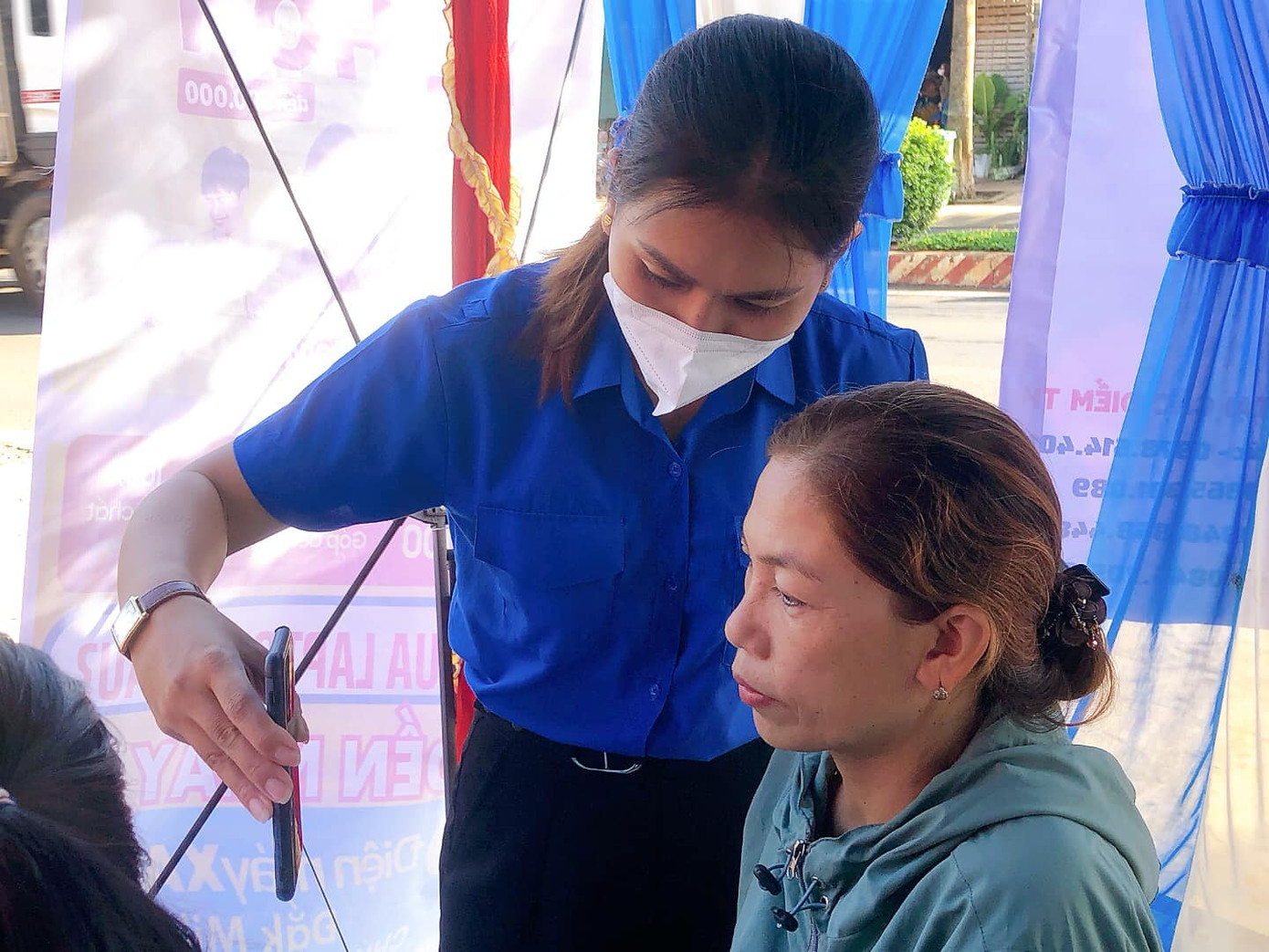 Tình nguyện viên hướng dẫn người dân kích hoạt tài khoản định danh