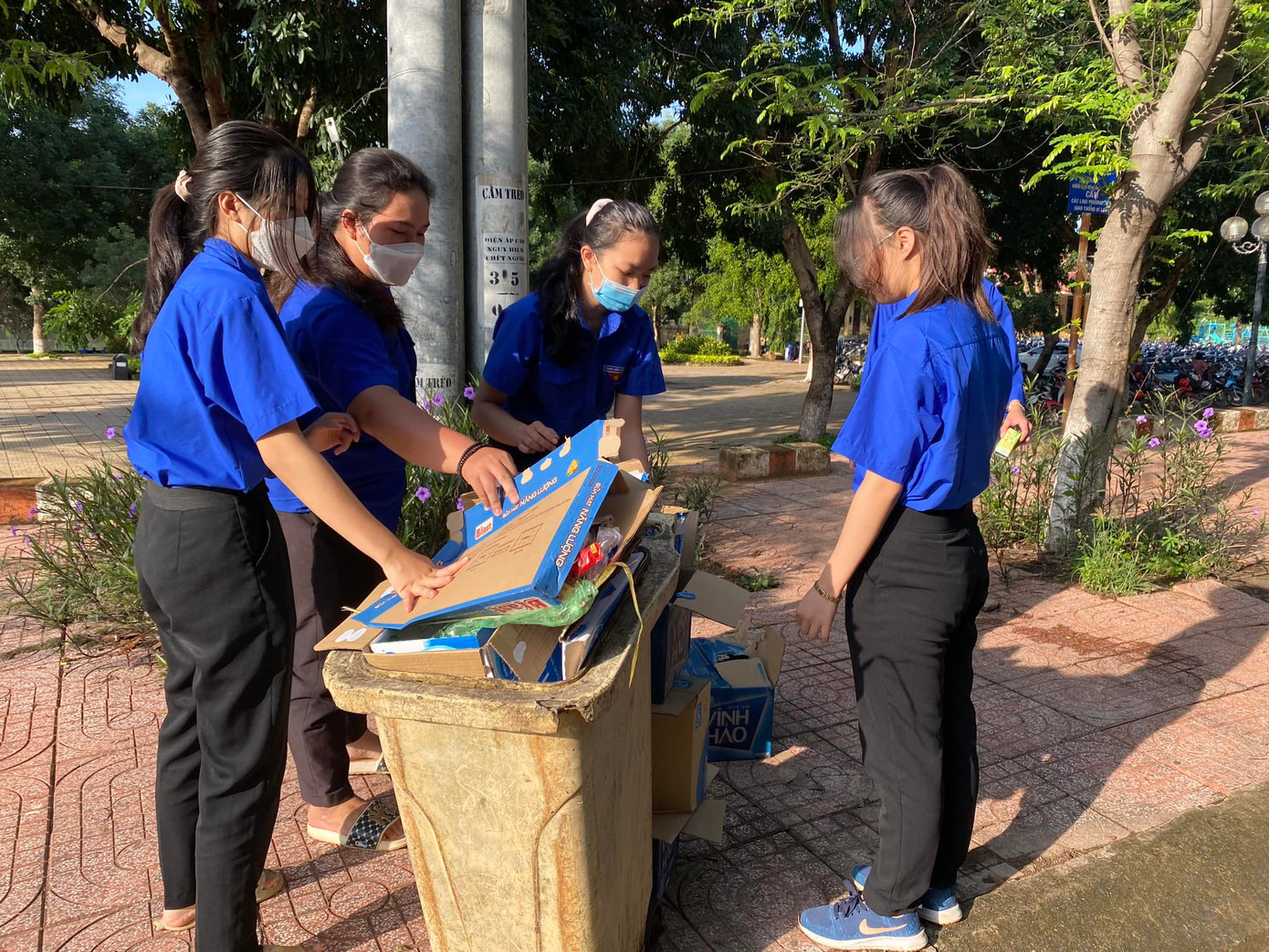 Các tình nguyện viên tham gia nhặt rác xung quanh khu vực thi