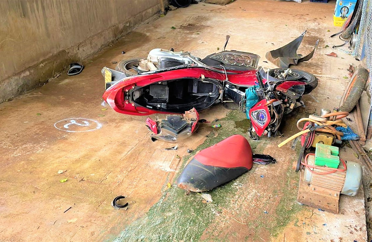 Chiếc xe máy bị hư hỏng nặng.