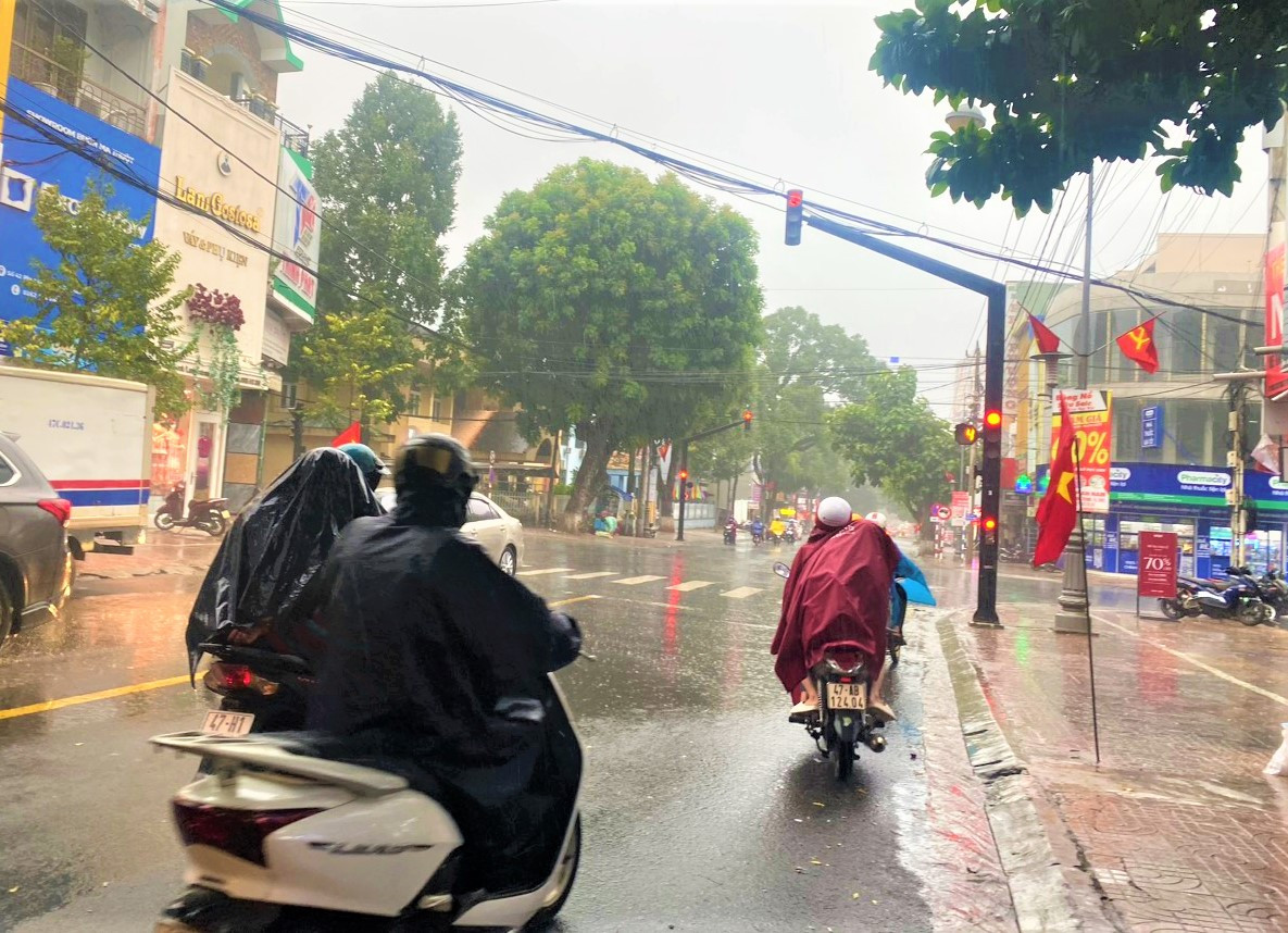 TP Buôn Ma Thuột đón cơn mưa trong ngày đầu nghỉ lễ. TP Buôn Ma Thuột đón cơn mưa trong ngày đầu nghỉ lễ.