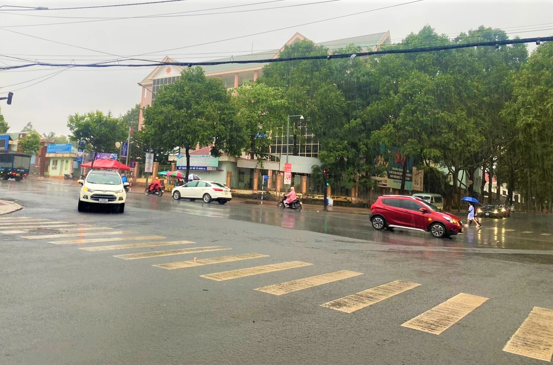 Mưa xuất hiện trong dịp lễ khiến kế hoạch đi chơi của nhiều người bị "bể kèo" Mưa xuất hiện trong dịp lễ khiến kế hoạch đi chơi của nhiều người bị "bể kèo"