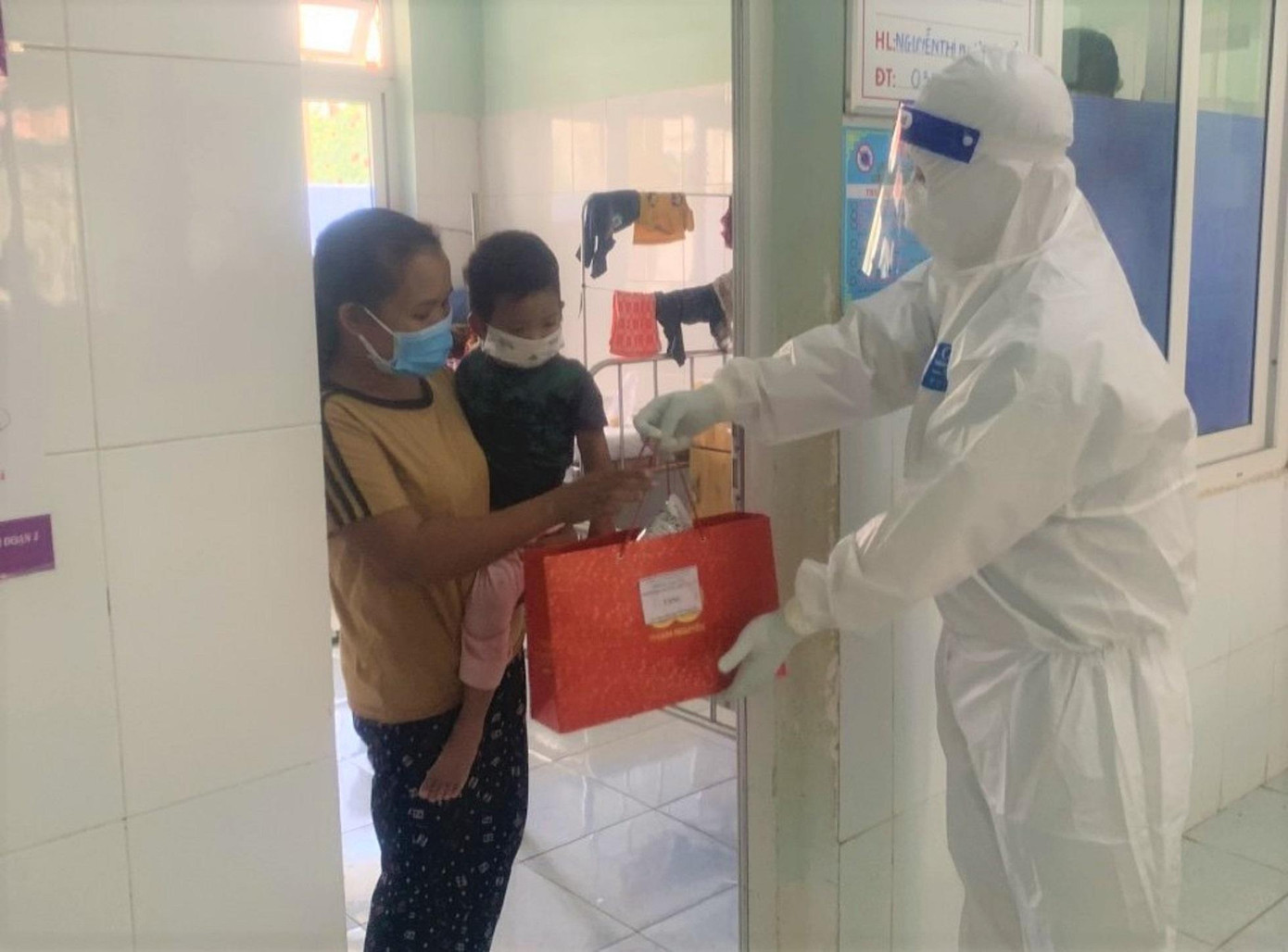 Trẻ em trong khu cách ly Đắk Mil được nhận quà trung thu Trẻ em trong khu cách ly Đắk Mil được nhận quà trung thu