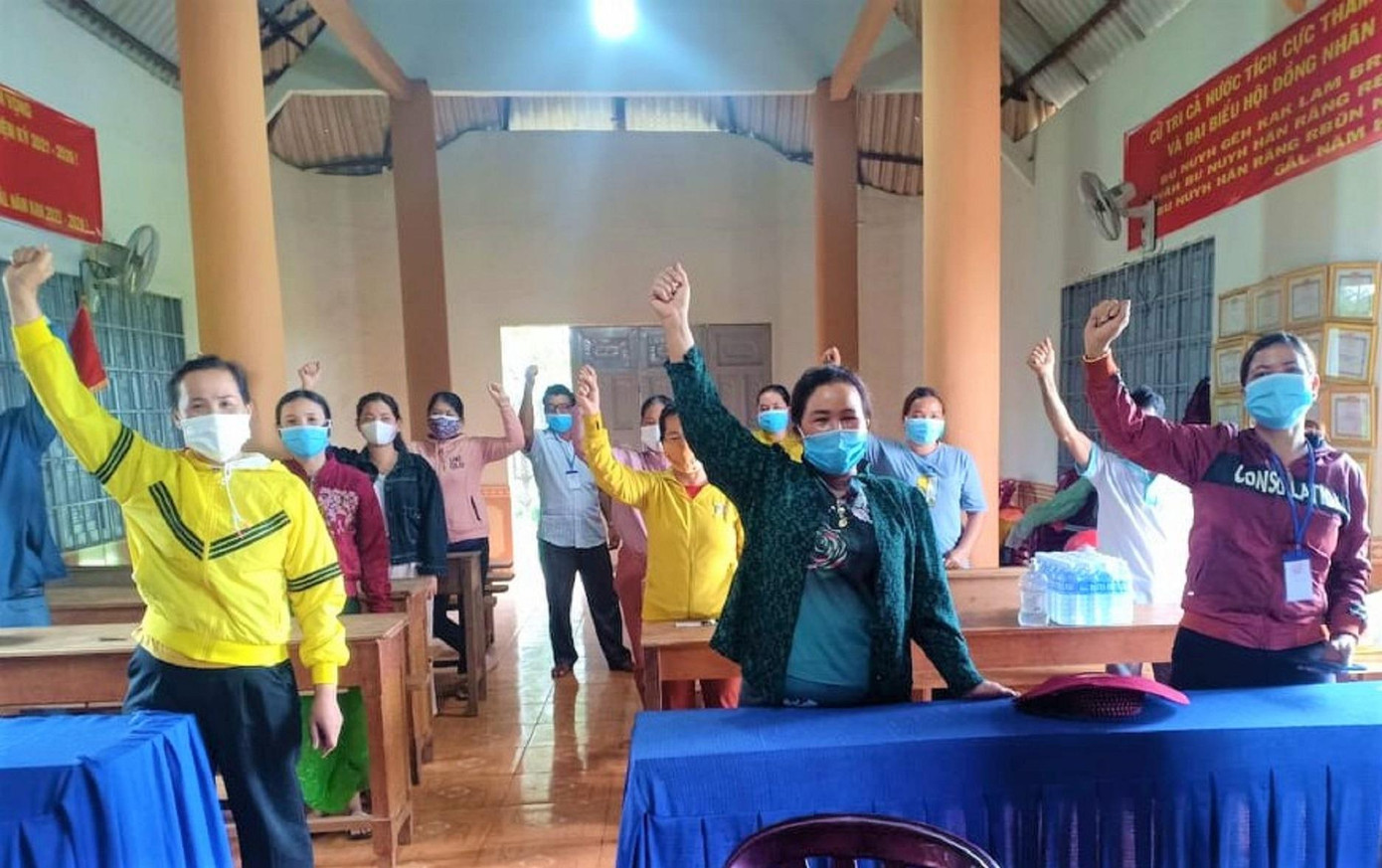 Chị em hội phụ nữ Đắk R'lấp quyết tâm hoàn thành nhiệm vụ đi chợ, giao hàng giúp dân Chị em hội phụ nữ Đắk R'lấp quyết tâm hoàn thành nhiệm vụ đi chợ, giao hàng giúp dân