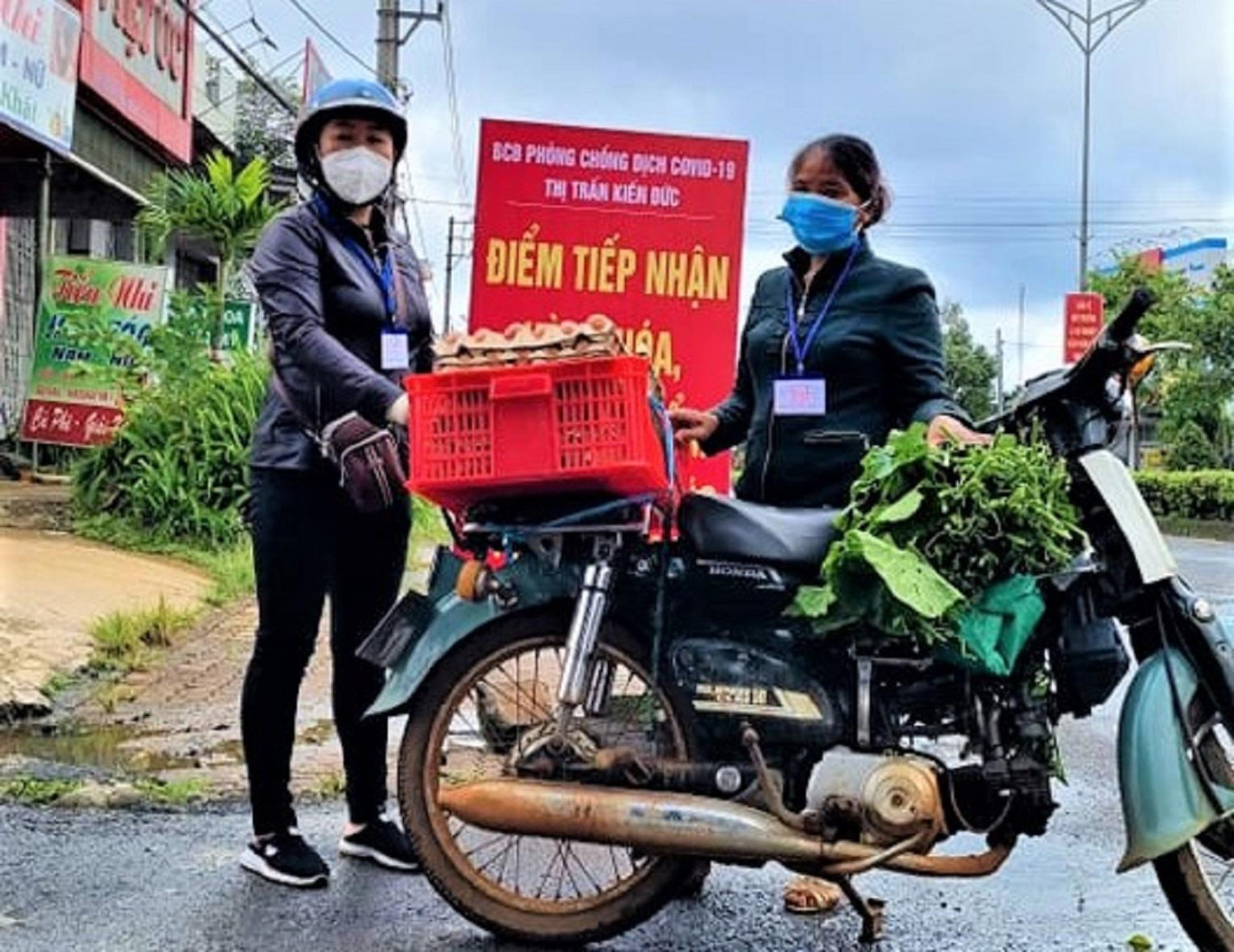Đội hình đi chợ giúp dân của thị trấn Kiến Đức, huyện Đắk R'lấp Đội hình đi chợ giúp dân của thị trấn Kiến Đức, huyện Đắk R'lấp