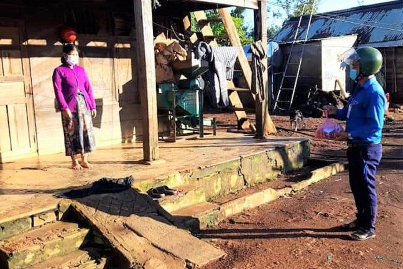 Tình nguyện viên đưa nhu yếu phẩm đến tận nhà dân Tình nguyện viên đưa nhu yếu phẩm đến tận nhà dân