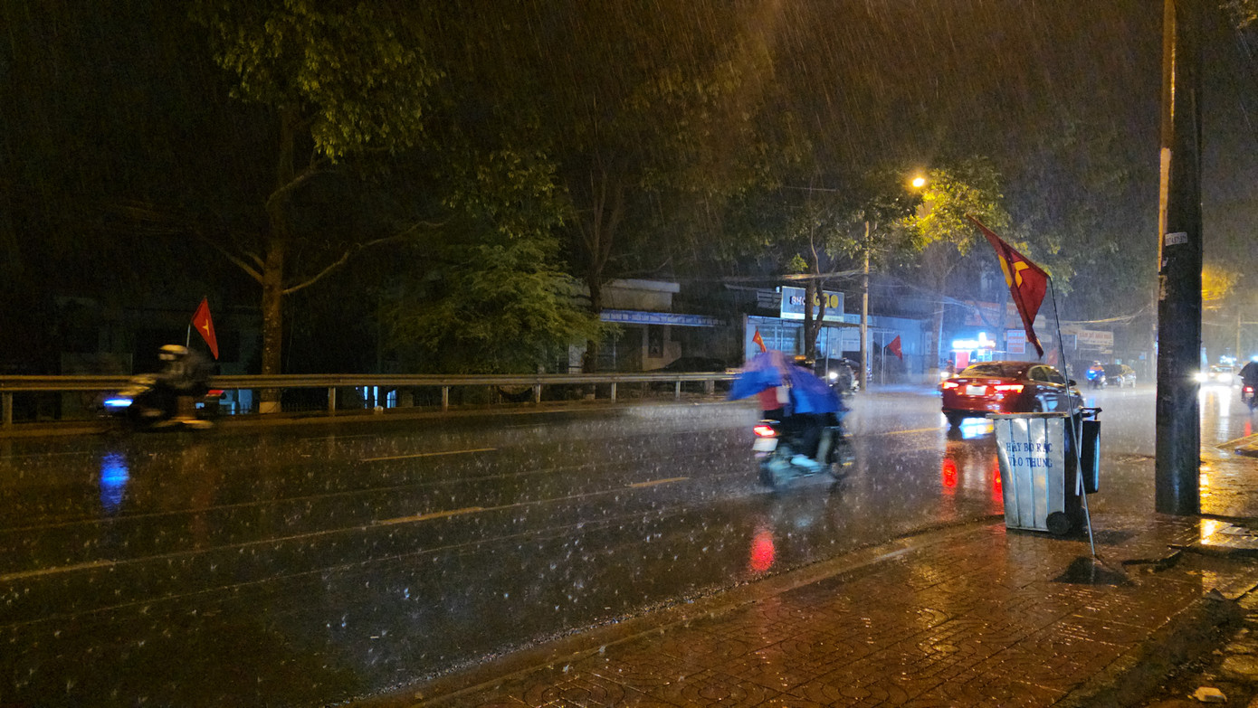 Cơn mưa đến nhanh khiến nhiều người bất ngờ