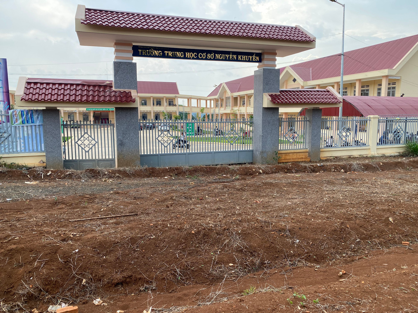 Cổng chính của Trường THCS Nguyễn Khuyến vẫn phải đóng kín