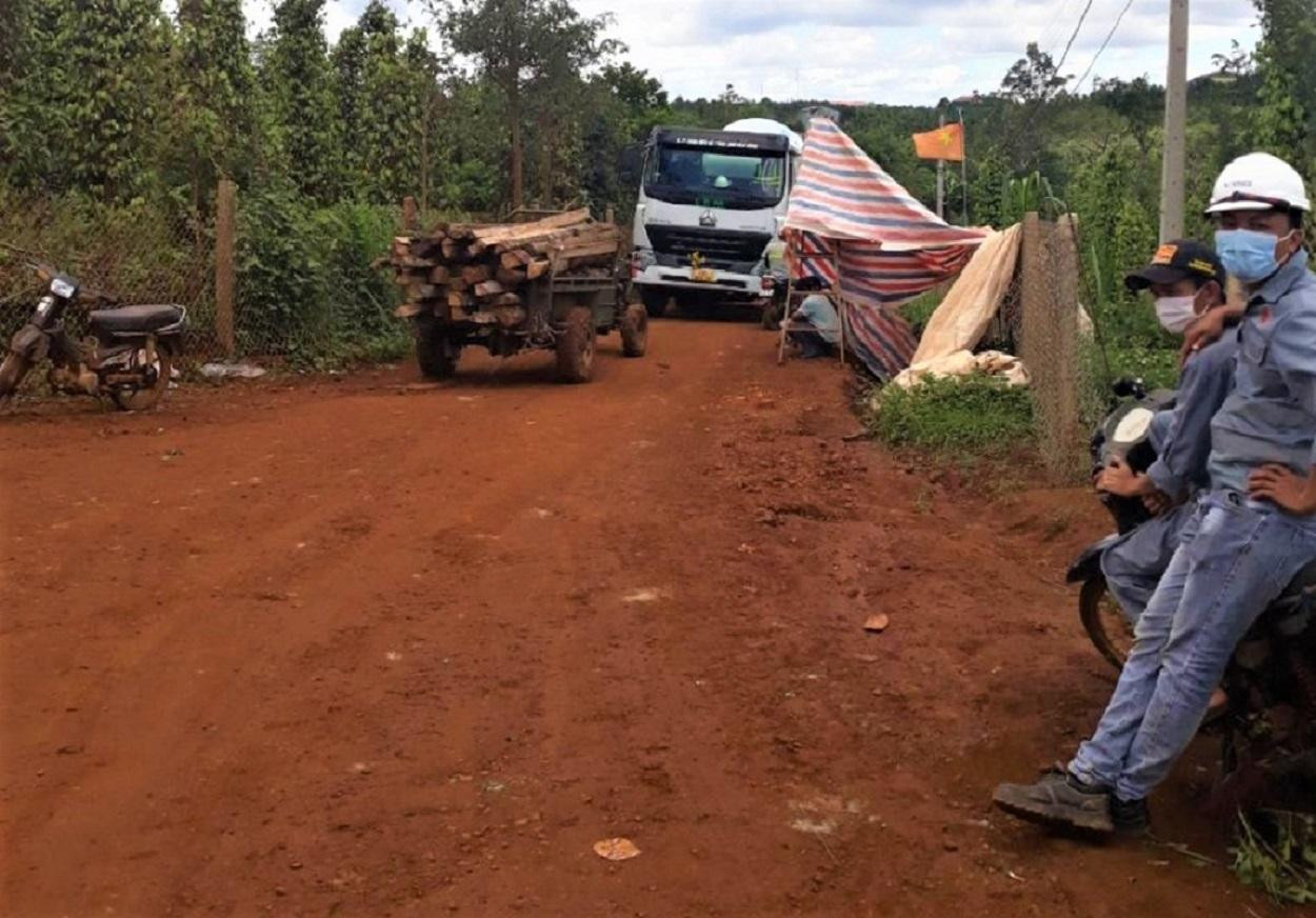 Dùng xe công nông chặn đường xe chở vật tư xây dựng điện gió lưu thông Dùng xe công nông chặn đường xe chở vật tư xây dựng điện gió lưu thông