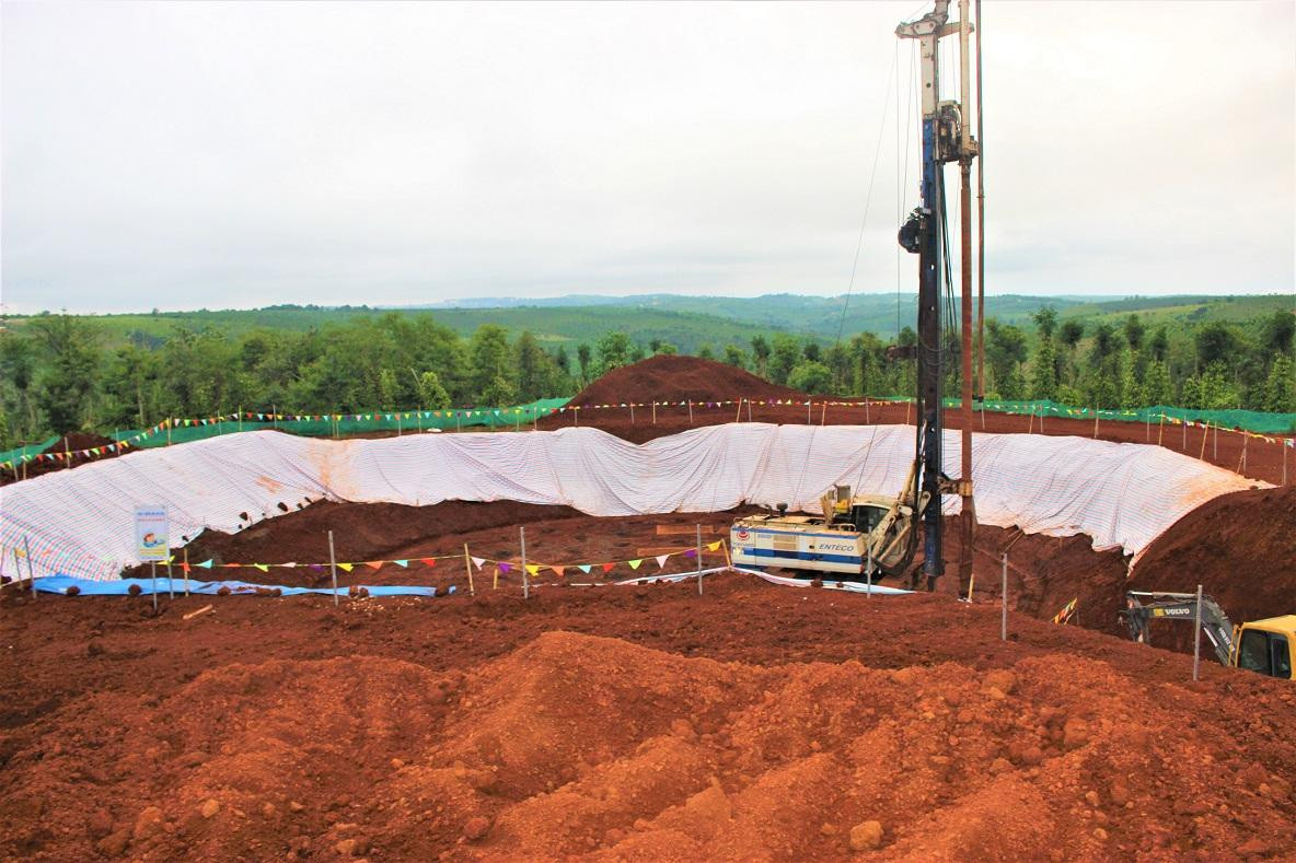 Một trụ điện gió của Nhà máy điện gió Nam Bình 1 đang thi công Một trụ điện gió của Nhà máy điện gió Nam Bình 1 đang thi công