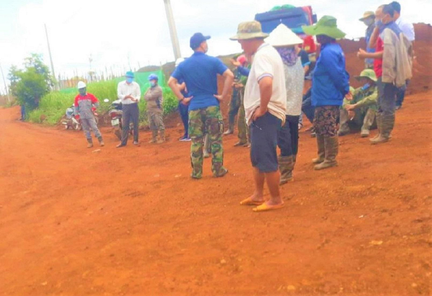 Một số người dân yêu cầu chủ đầu tư hỗ trợ, đền bù tài sản trong phạm vi 300 m tính từ trụ điện gió Một số người dân yêu cầu chủ đầu tư hỗ trợ, đền bù tài sản trong phạm vi 300 m tính từ trụ điện gió