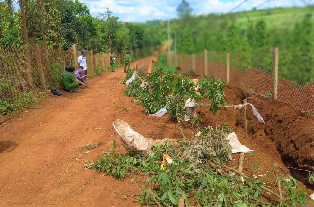 Công an có mặt tại hiện trường khi một số người dân quá khích đào đường phản đối thi công Công an có mặt tại hiện trường khi một số người dân quá khích đào đường phản đối thi công