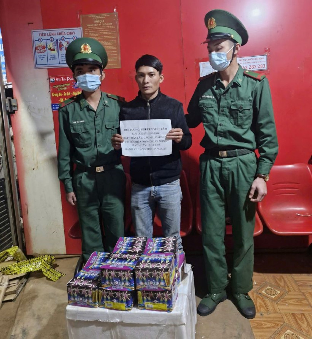 Đối tượng Nguyễn Viết Lãm cùng tang vật là pháo hoa nổ. Đối tượng Nguyễn Viết Lãm cùng tang vật là pháo hoa nổ.