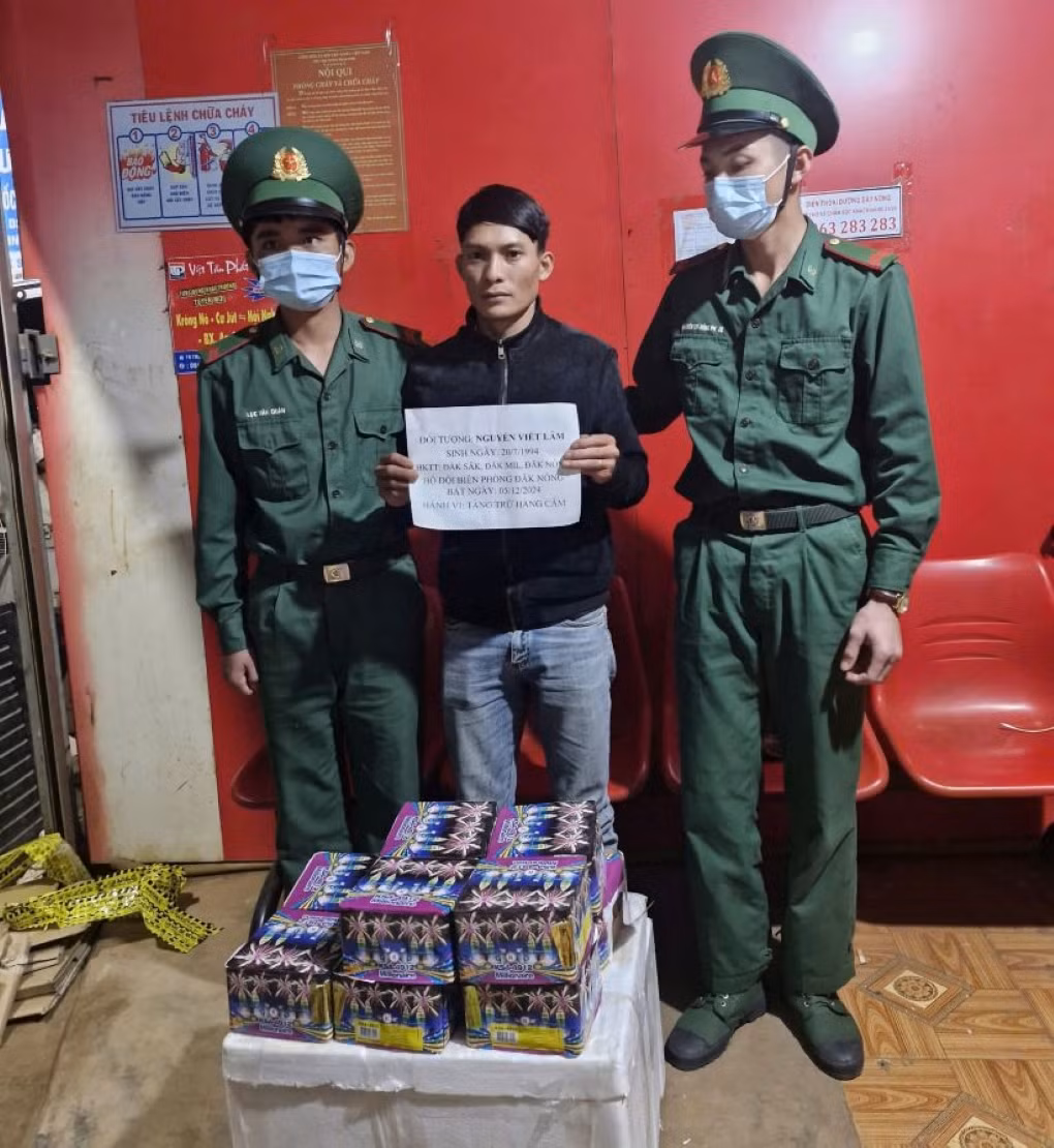 Đối tượng Nguyễn Viết Lãm cùng tang vật là pháo hoa nổ.