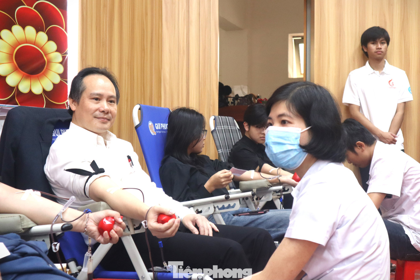 Tiến sĩ Nguyễn Hoàng Phúc tham gia hiến máu. Tiến sĩ Nguyễn Hoàng Phúc tham gia hiến máu.