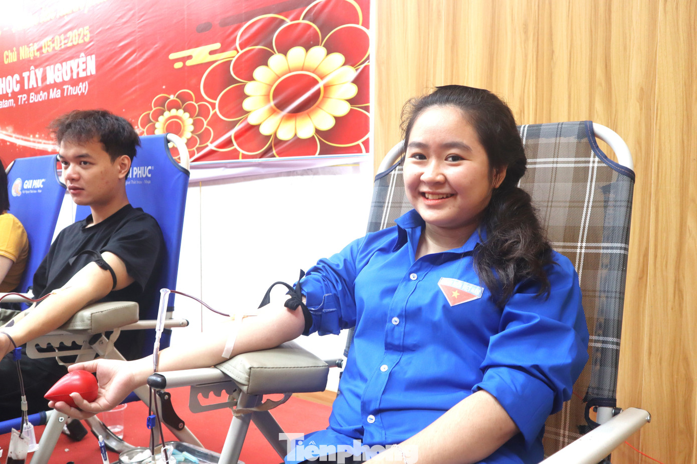 Nữ sinh hạnh phúc khi làm việc ý nghĩa. Nữ sinh hạnh phúc khi làm việc ý nghĩa.