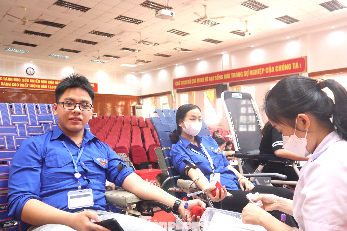 Nam sinh viên tham gia hiến máu dịp đầu xuân 2025 Nam sinh viên tham gia hiến máu dịp đầu xuân 2025