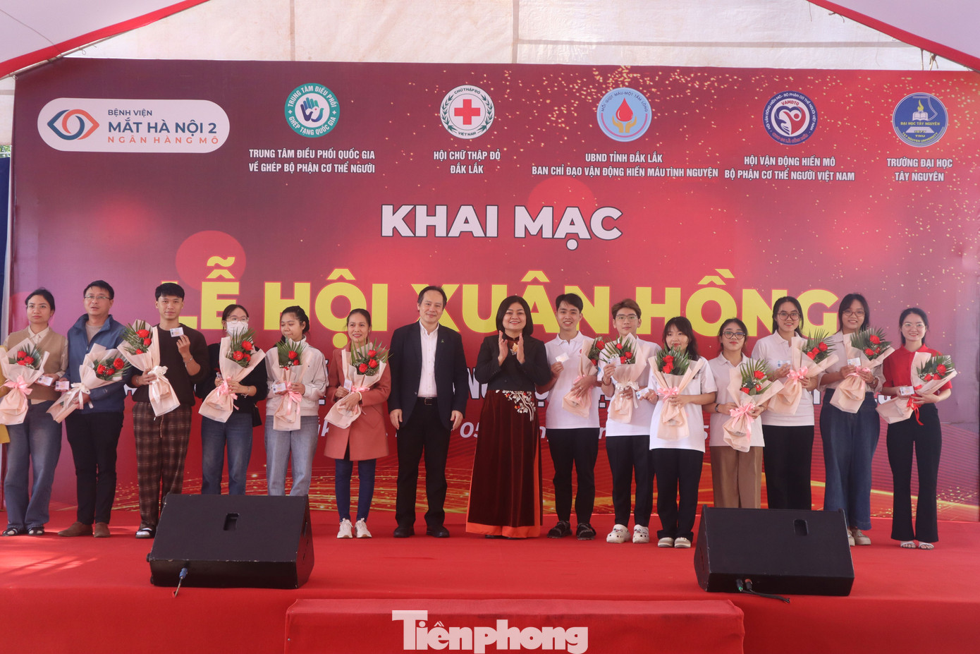 Bà H’Yim Kđoh cùng Tiến sĩ Nguyễn Hoàng Phúc trao thẻ đăng ký hiến mô, tạng cho các tình nguyện viên. Bà H’Yim Kđoh cùng Tiến sĩ Nguyễn Hoàng Phúc trao thẻ đăng ký hiến mô, tạng cho các tình nguyện viên.