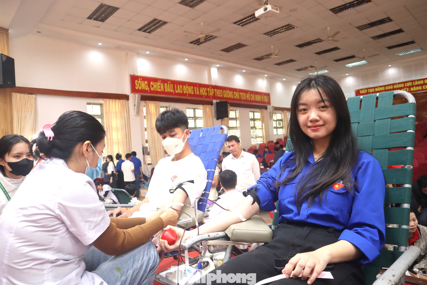 Niềm vui của nữ sinh trong ngày đầu xuân 2025 Niềm vui của nữ sinh trong ngày đầu xuân 2025