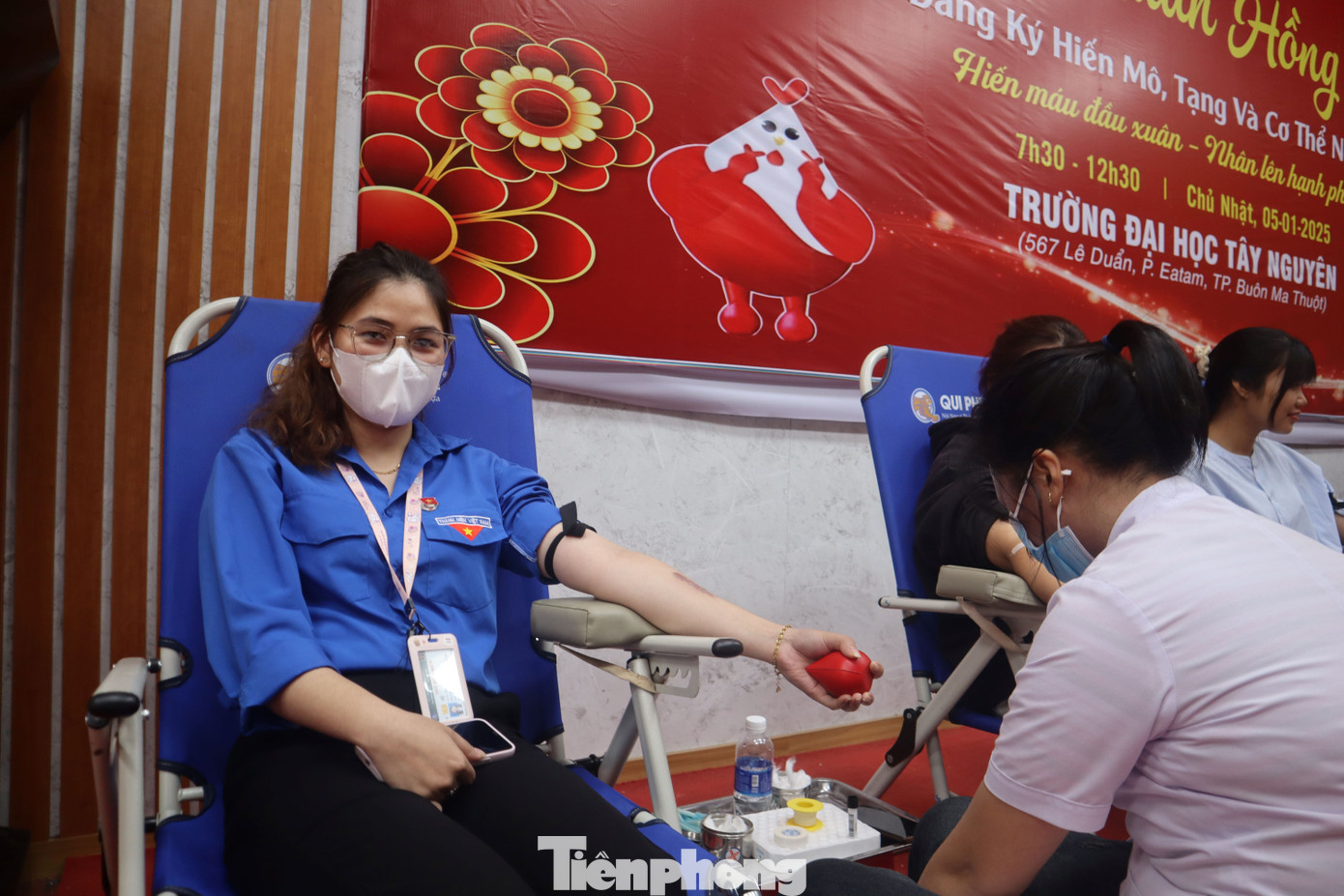 Bạn trẻ sẵn sàng chìa tay cho đi giọt máu đào. Bạn trẻ sẵn sàng chìa tay cho đi giọt máu đào.