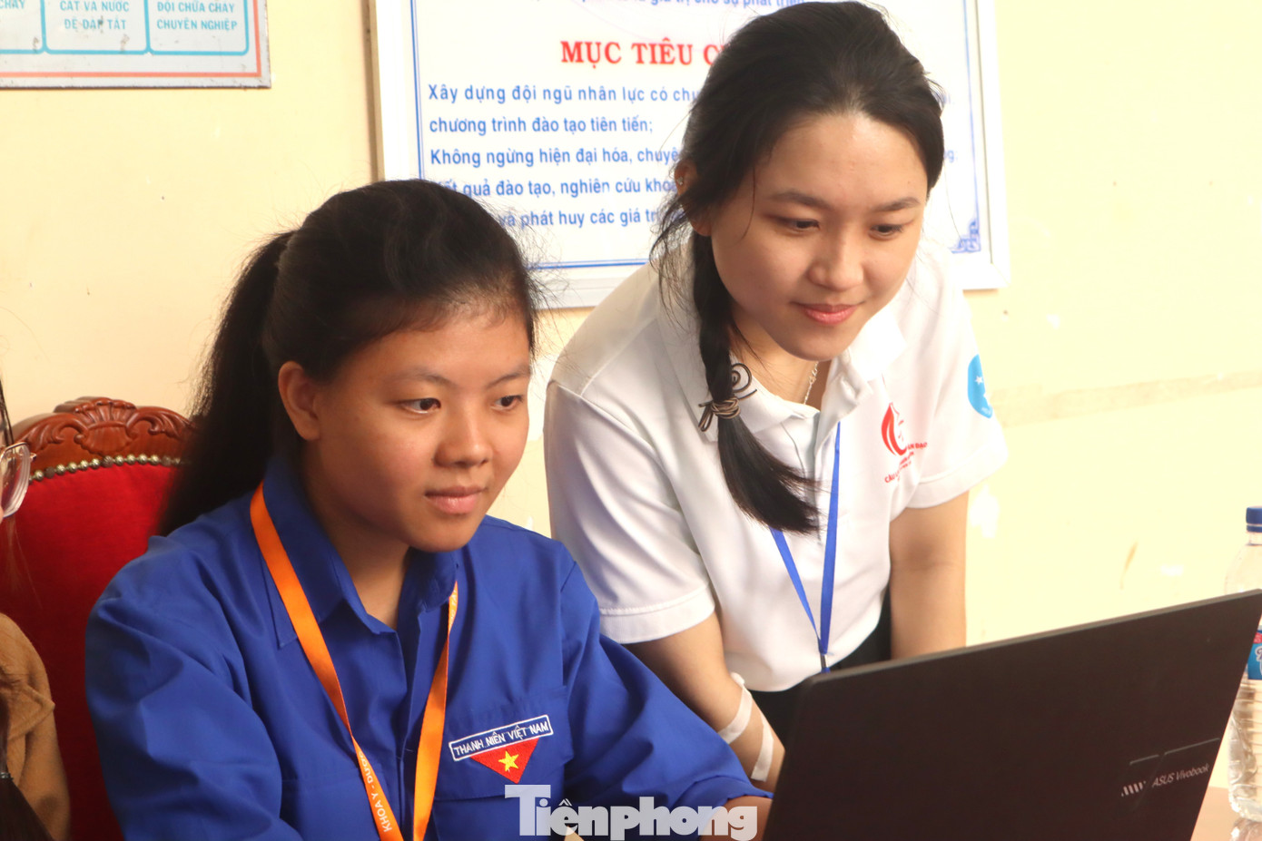 Các bạn sinh viên tham gia hỗ trợ chương trình hiến máu. Các bạn sinh viên tham gia hỗ trợ chương trình hiến máu.