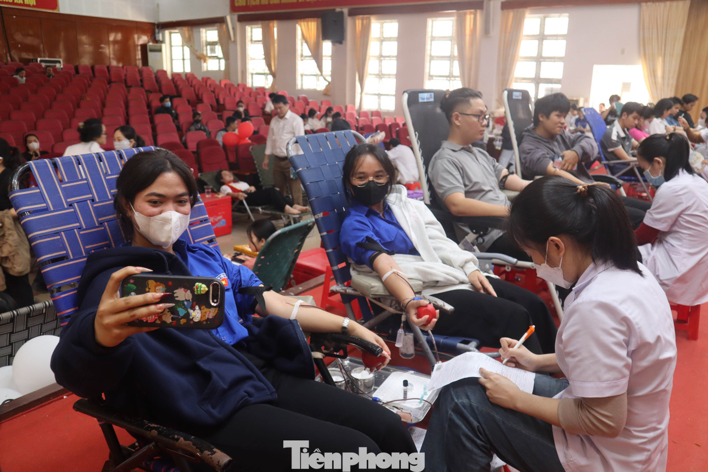 H'Trinh Niê và K Thị Đoan chụp ảnh lưu niệm khi cùng tham gia hiến máu. H'Trinh Niê và K Thị Đoan chụp ảnh lưu niệm khi cùng tham gia hiến máu.